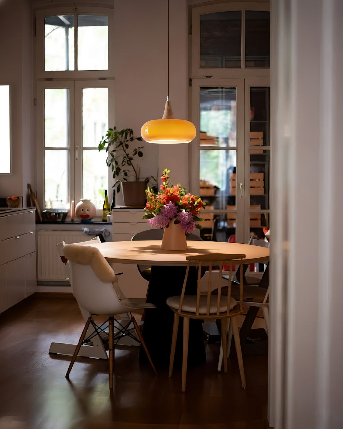 Hanglamp van hout en kiezelglas