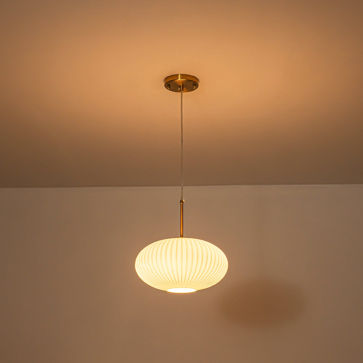 Ovaal hanglicht van geribbeld glas