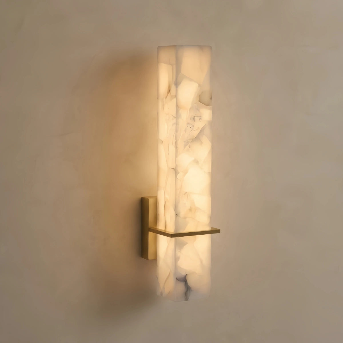 Kubusvormige wandlamp van albast en messing
