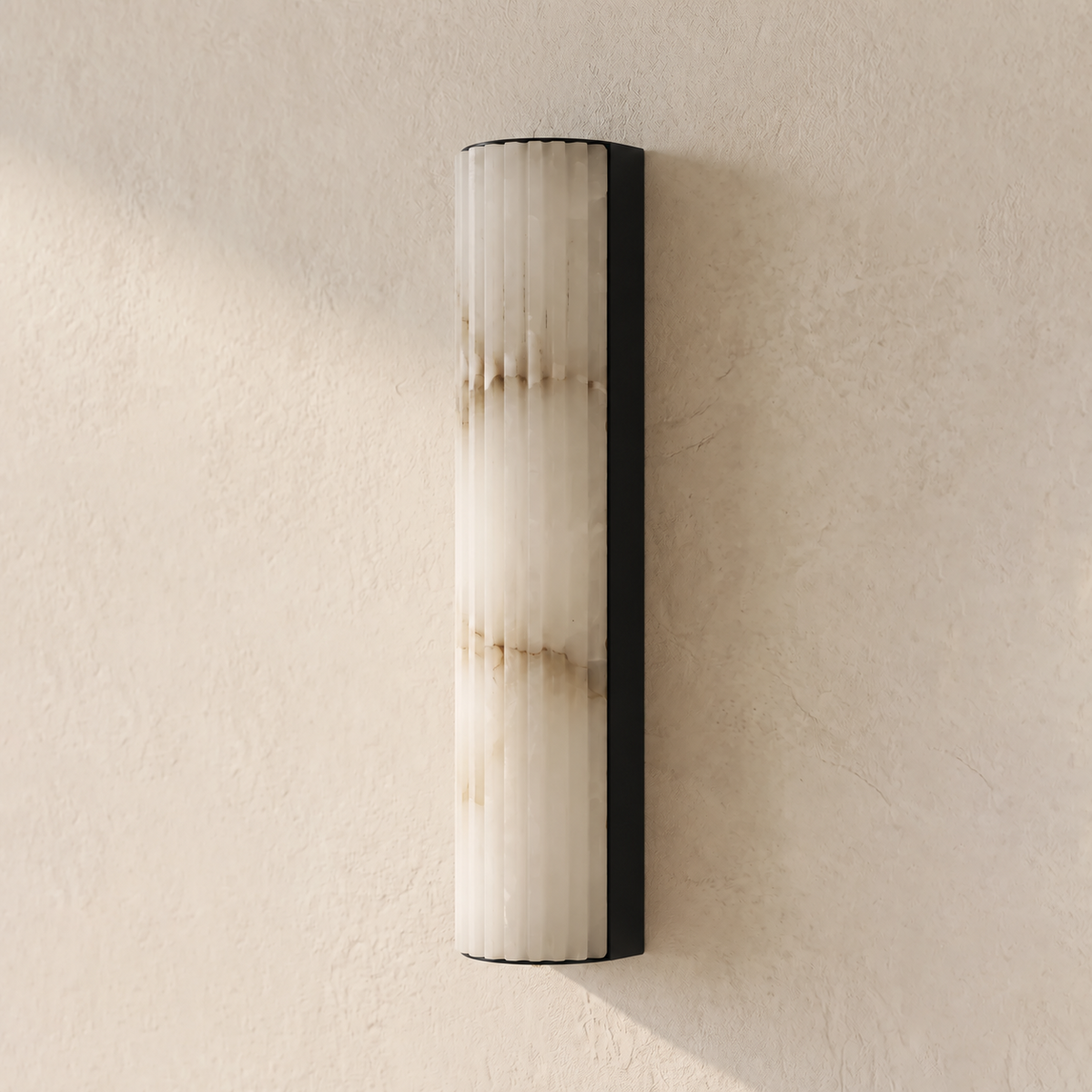 Minimalistische gegroefde albasten wandlamp Rivenna