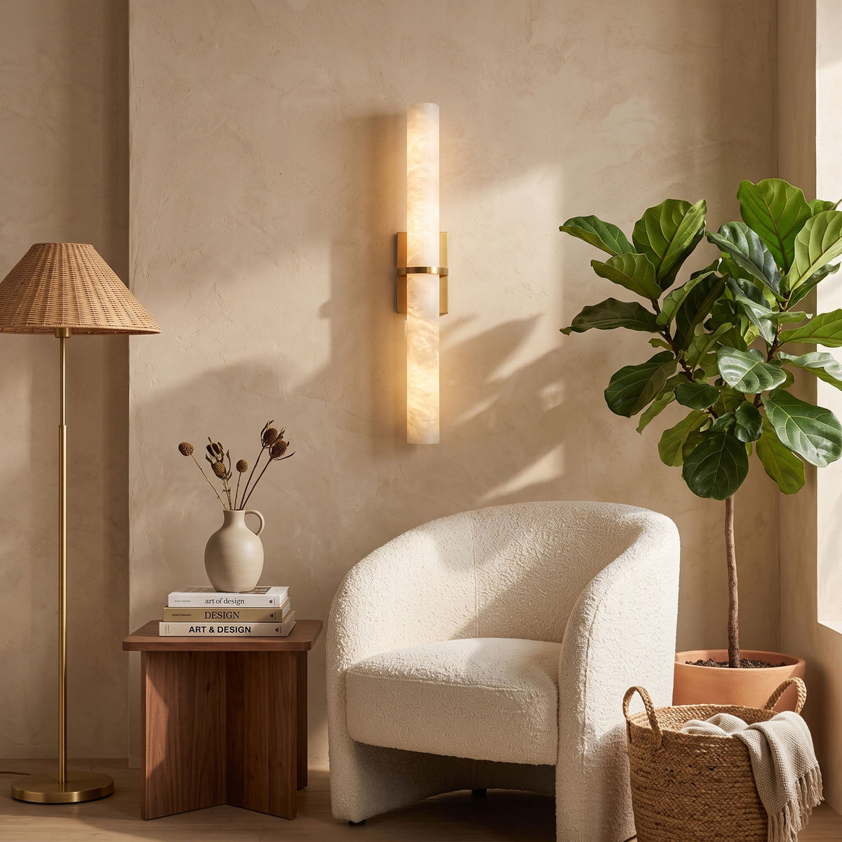 Slanke wandlamp met albasten balk