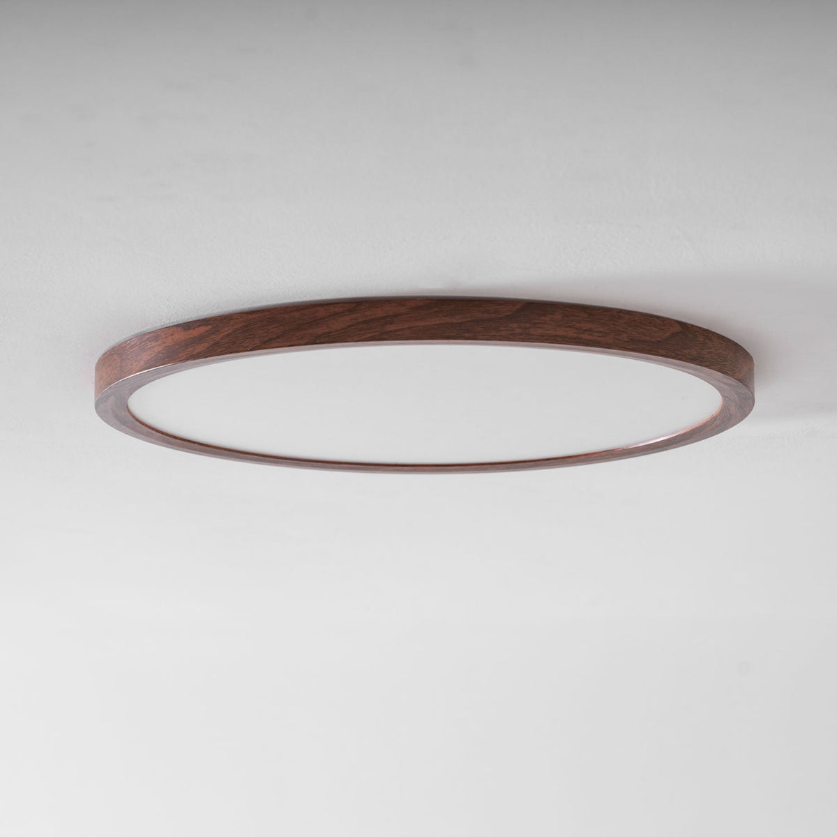 Slanke plafondlamp van walnoot met vlakke montage