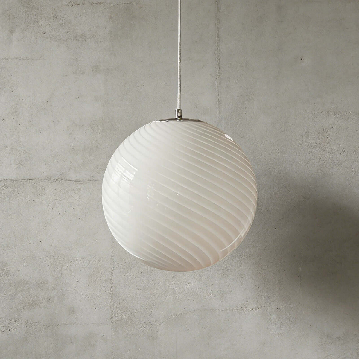 Hanglamp met gedraaide glazen bol