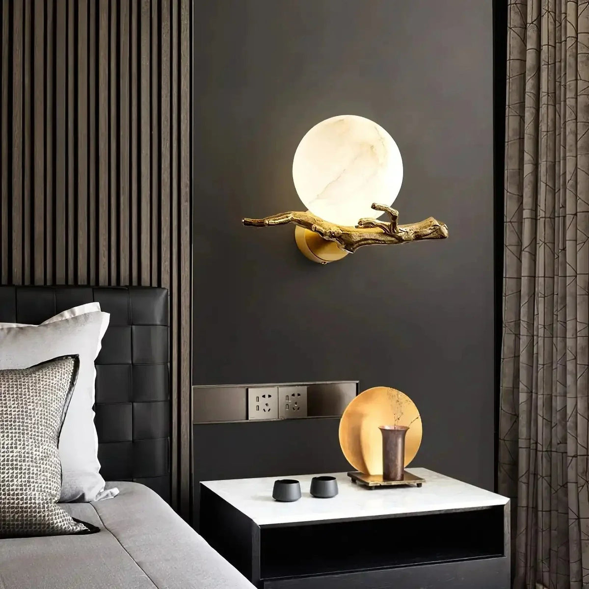 Wandlamp van albast met messingkleurige arm
