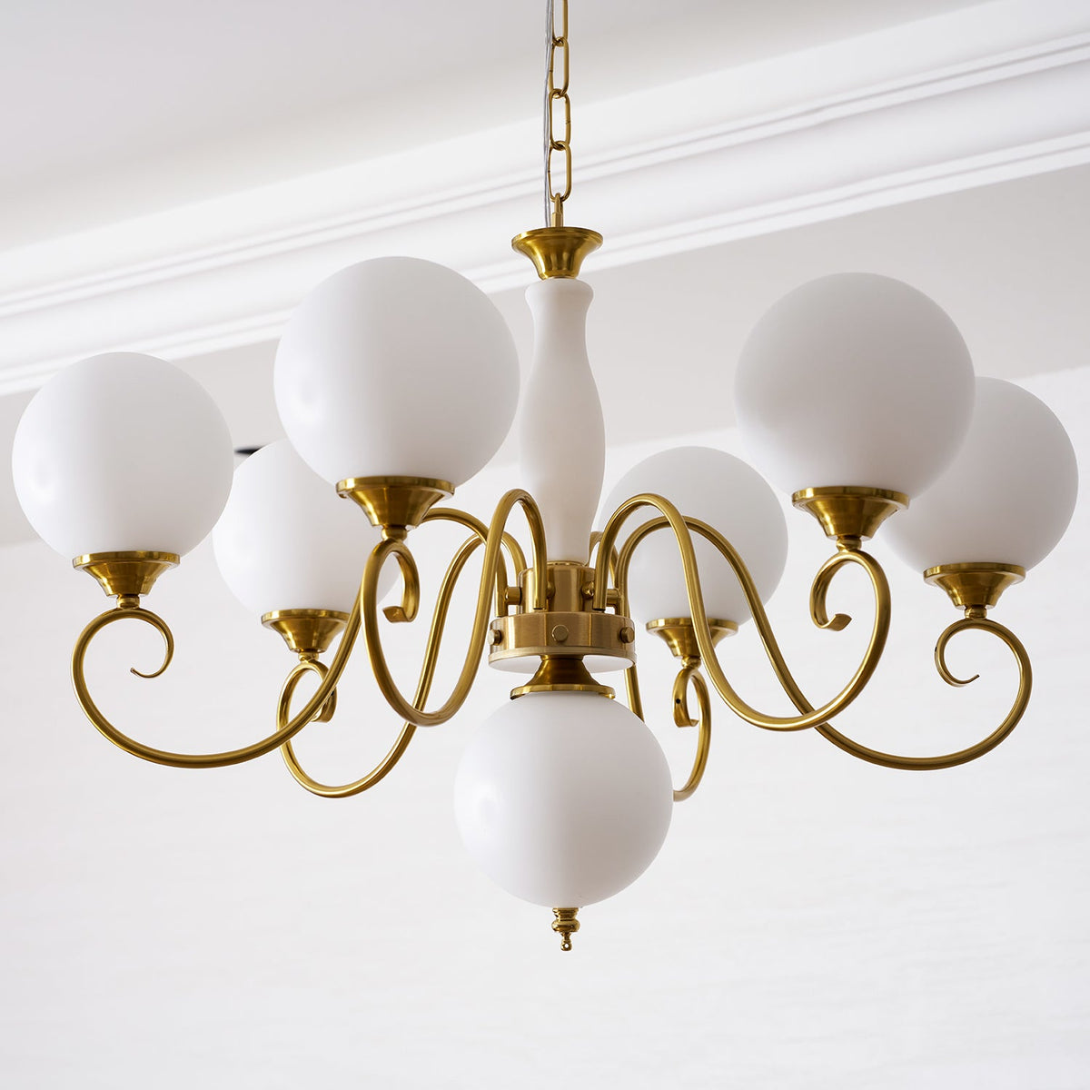 Gegoten messing globehanglamp