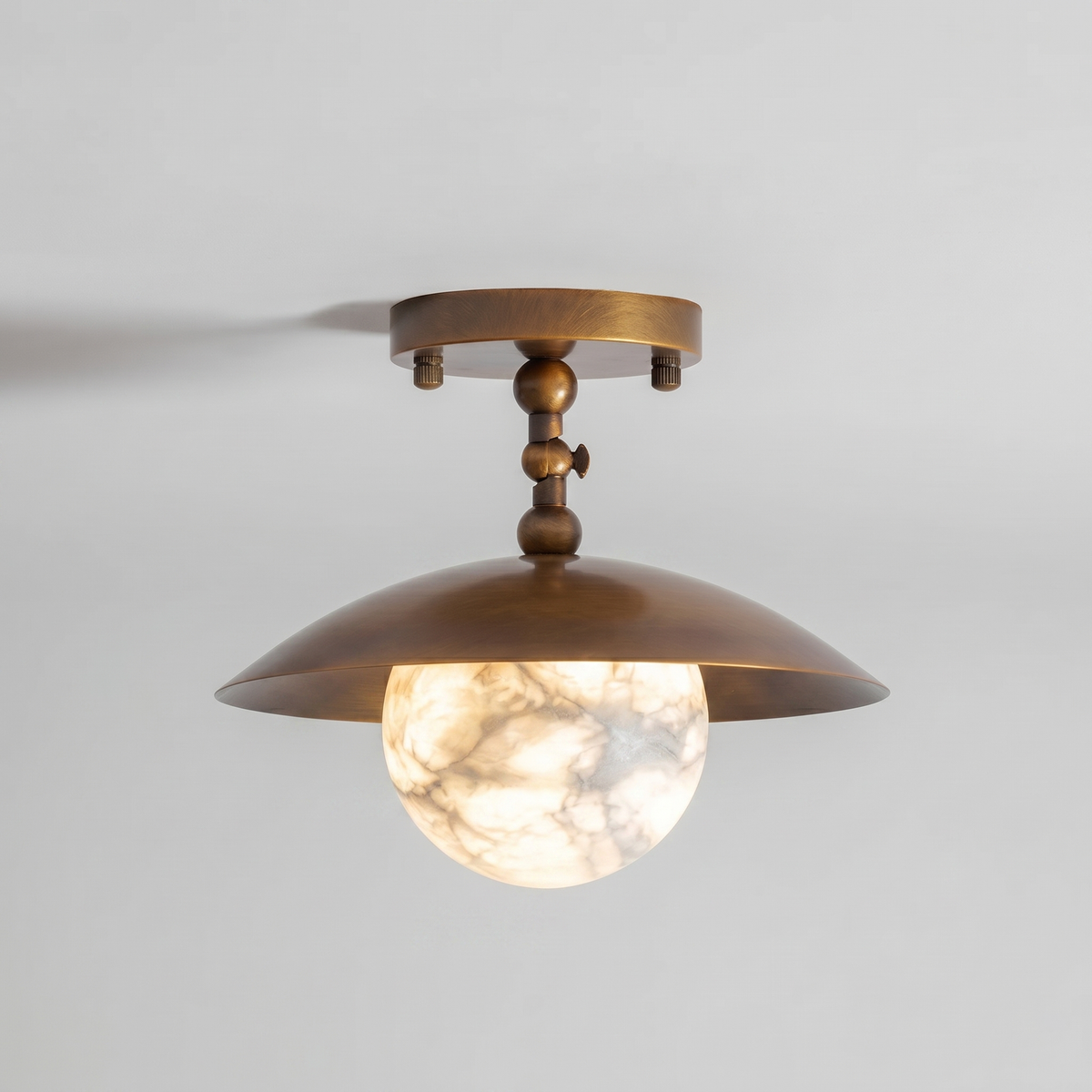 Messingkleurige half-inbouwplafondlamp met koepelshade