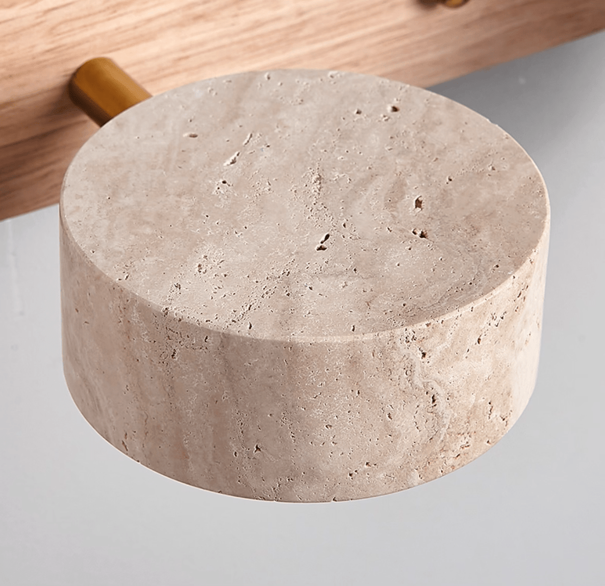 Travertijn wandlamp voor badkamermeubel met houtaccenten