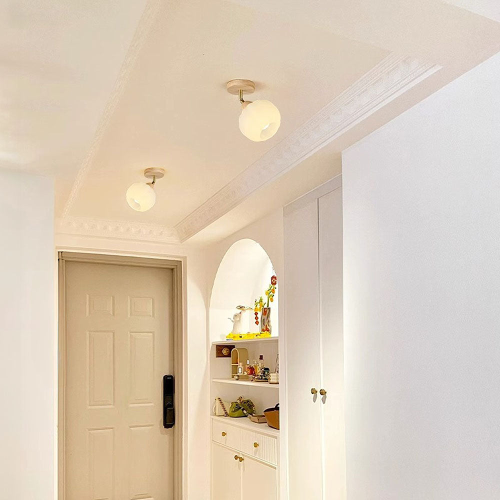 Minimalistische crèmekleurige en houten plafondspot