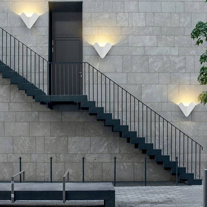 Minimalistische driehoekige metalen buitenmuurlamp