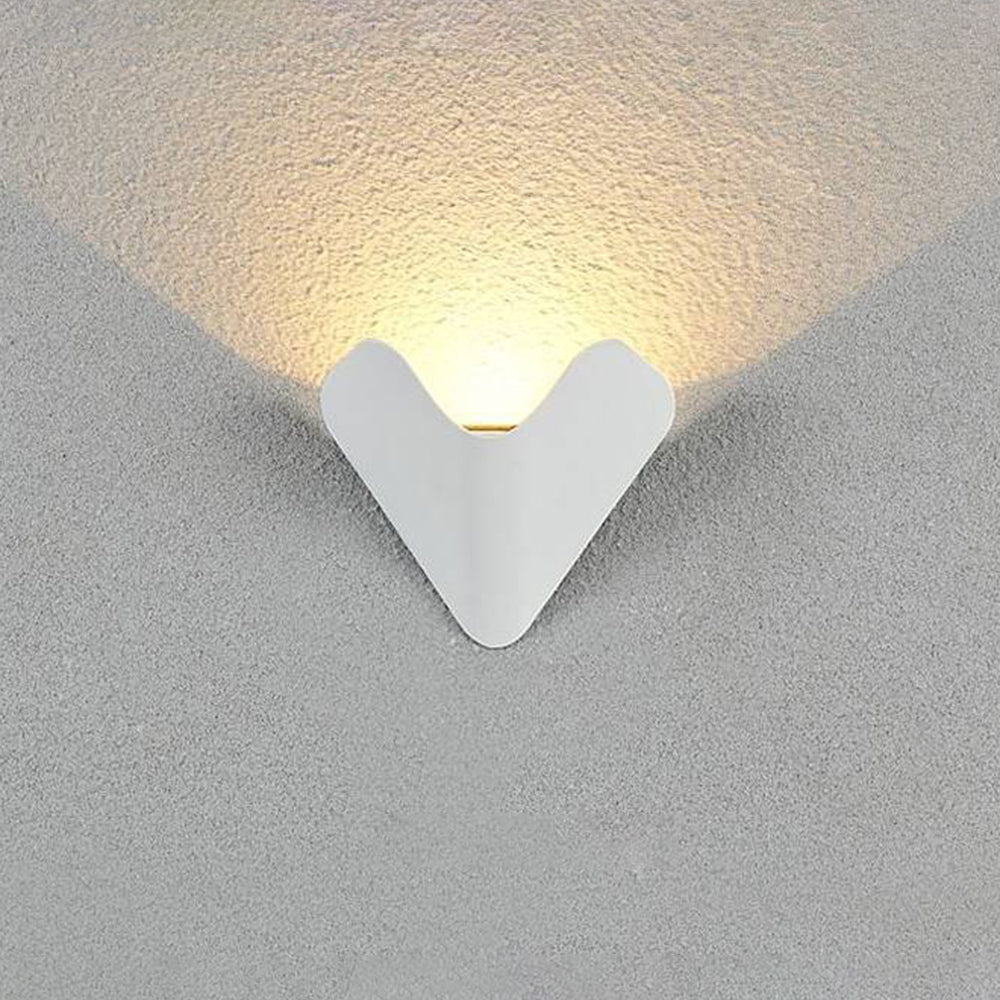 Minimalistische driehoekige metalen buitenmuurlamp