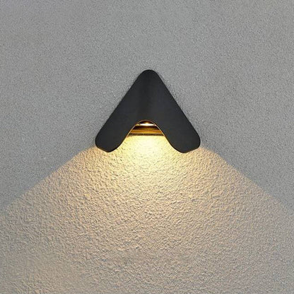 Minimalistische driehoekige metalen buitenmuurlamp