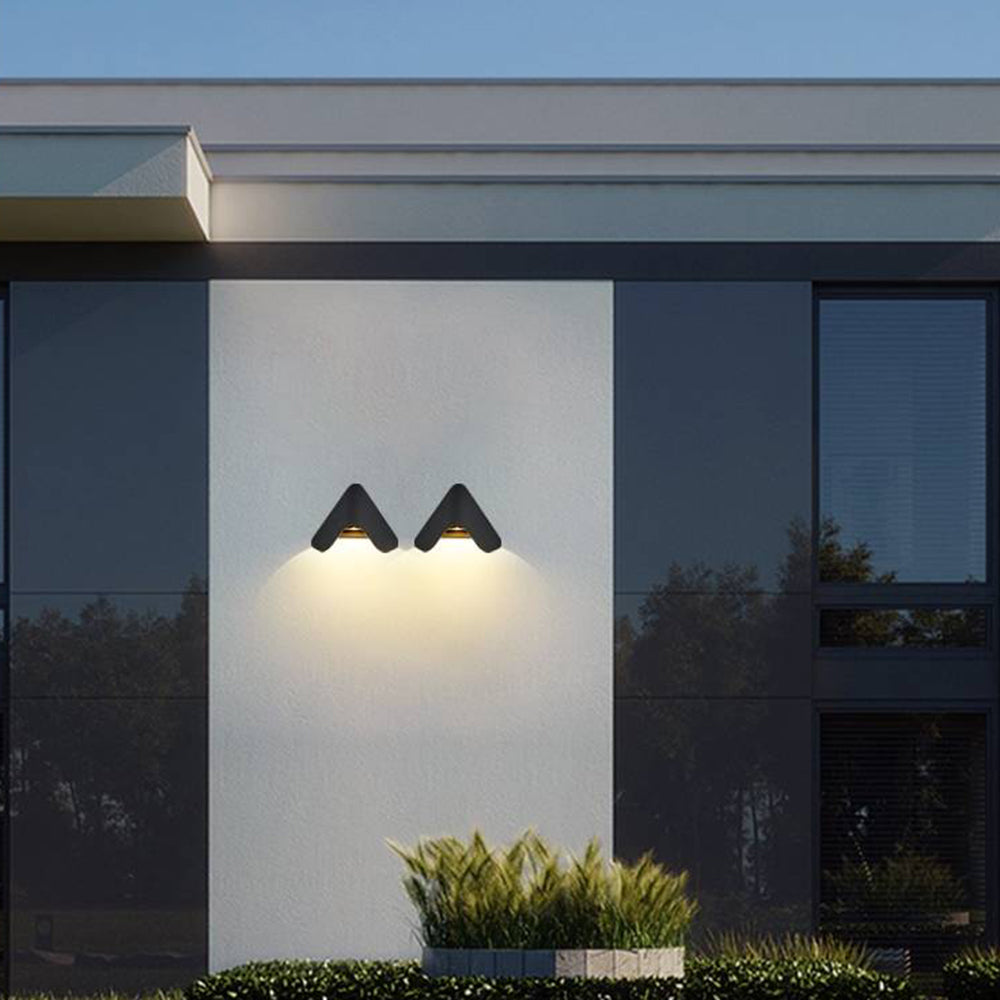 Minimalistische driehoekige metalen buitenmuurlamp