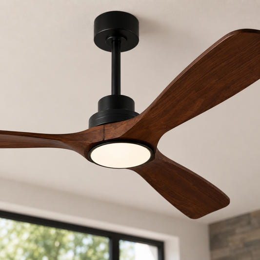 Moderne plafondventilator met houten bladen en licht