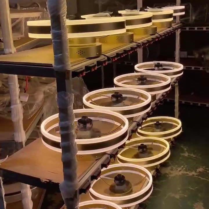 Japanse houten plafondventilator met geïntegreerde lamp