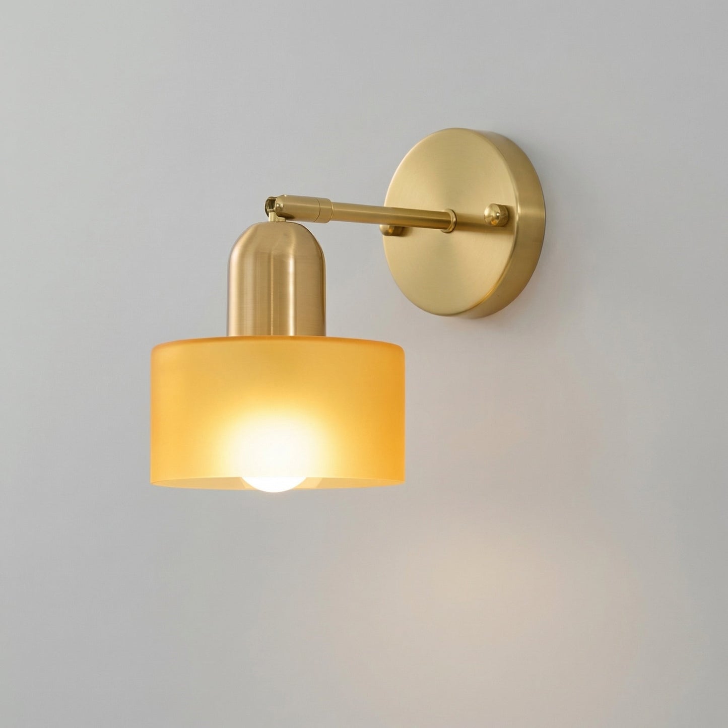 Kleurrijke glazen wandlamp in Bauhaus-stijl