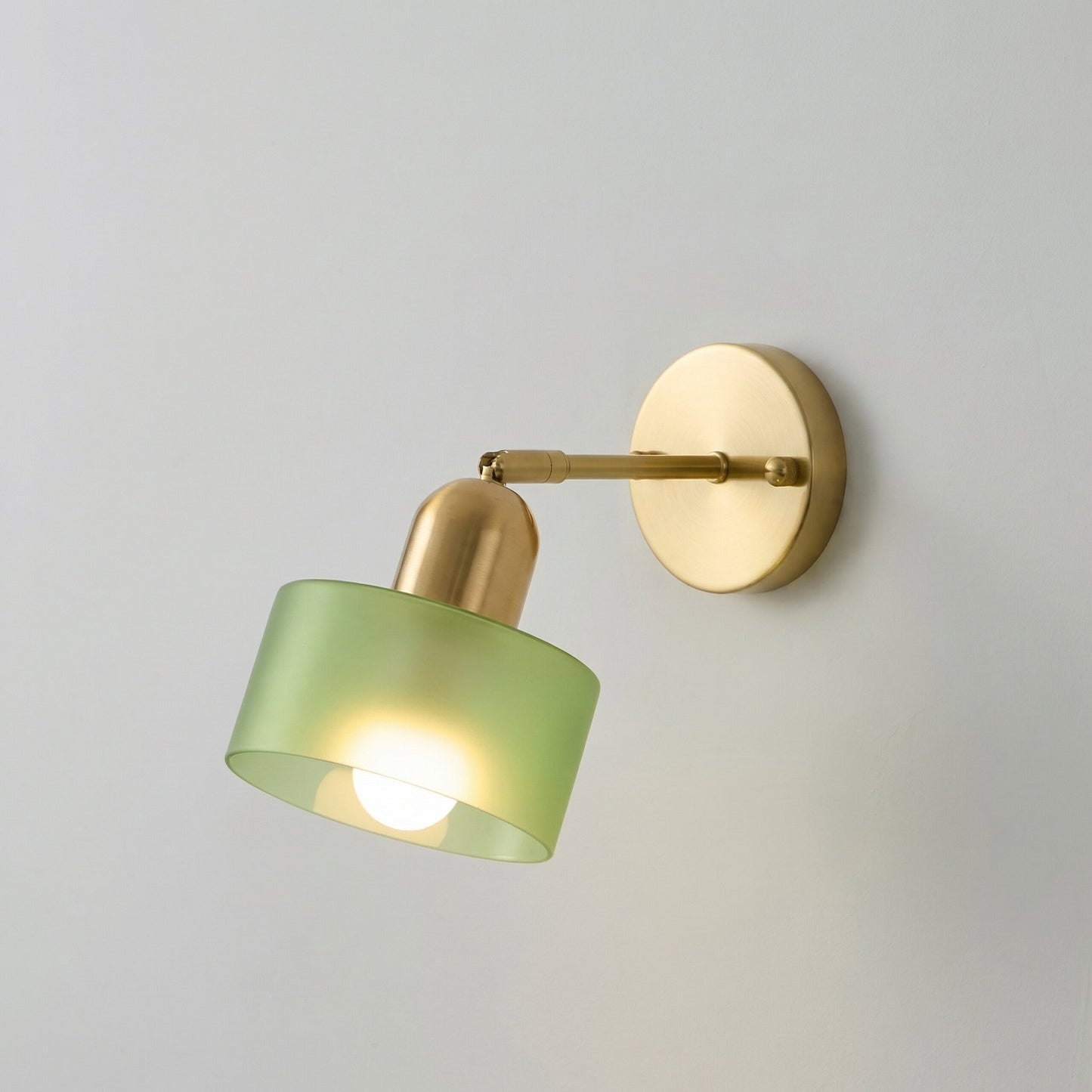 Kleurrijke glazen wandlamp in Bauhaus-stijl