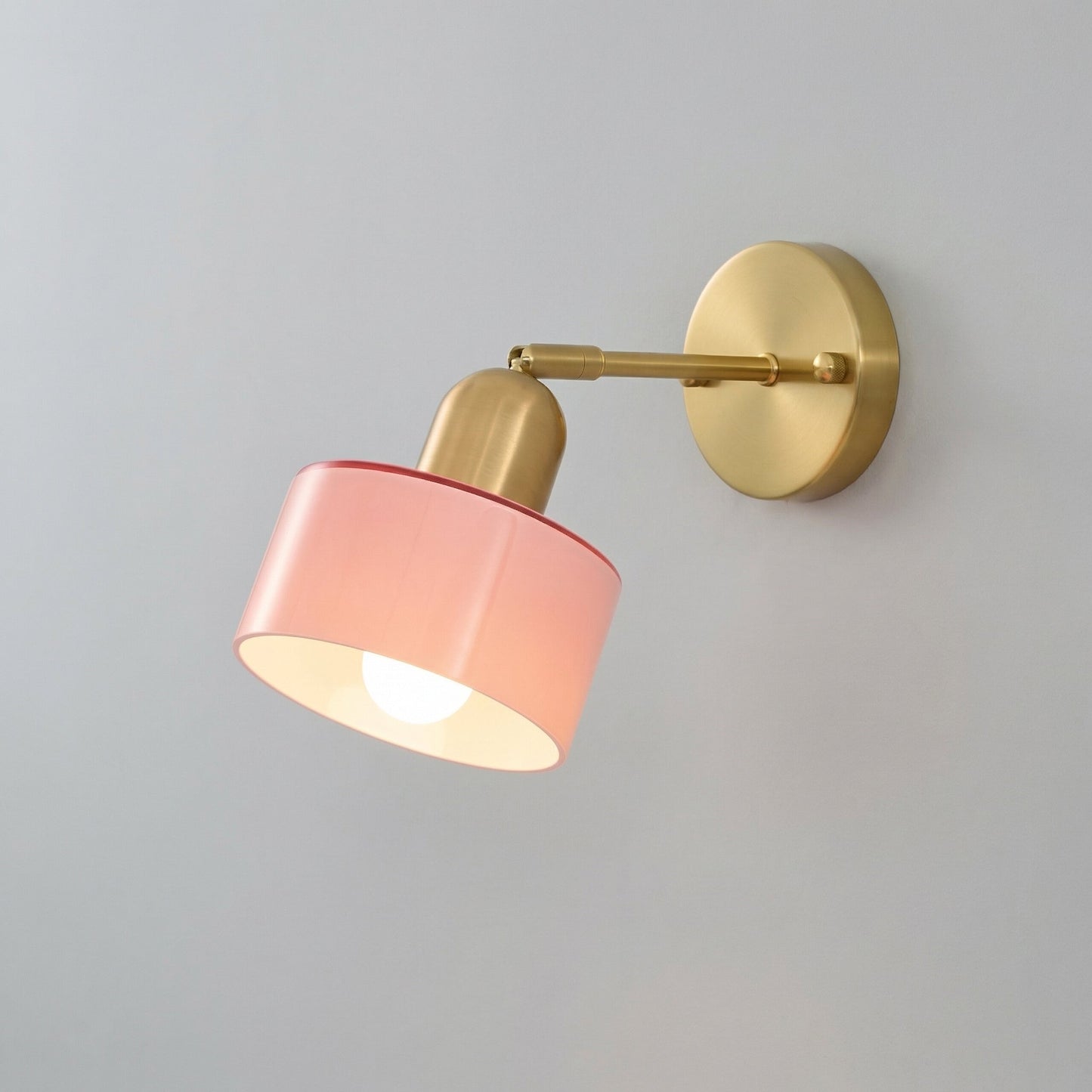 Kleurrijke glazen wandlamp in Bauhaus-stijl