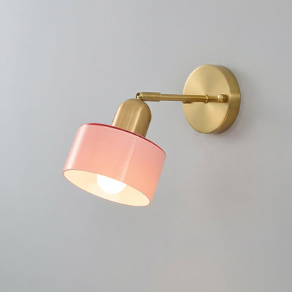 Kleurrijke glazen wandlamp in Bauhaus-stijl