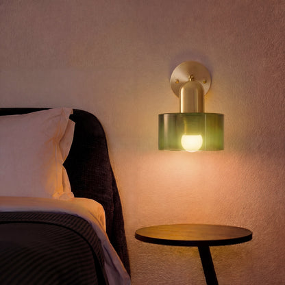 Kleurrijke glazen wandlamp in Bauhaus-stijl
