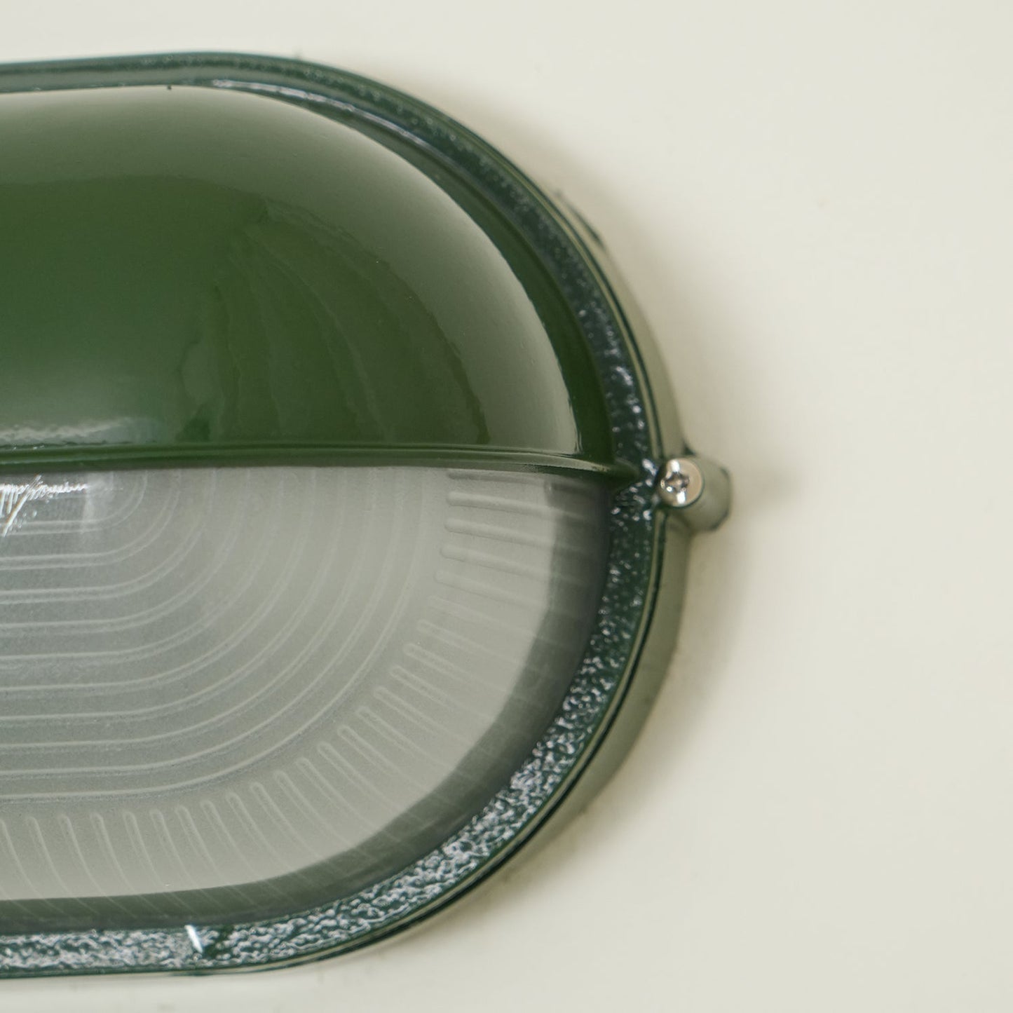 Industriële buitenmuurlamp met geribbeld glas