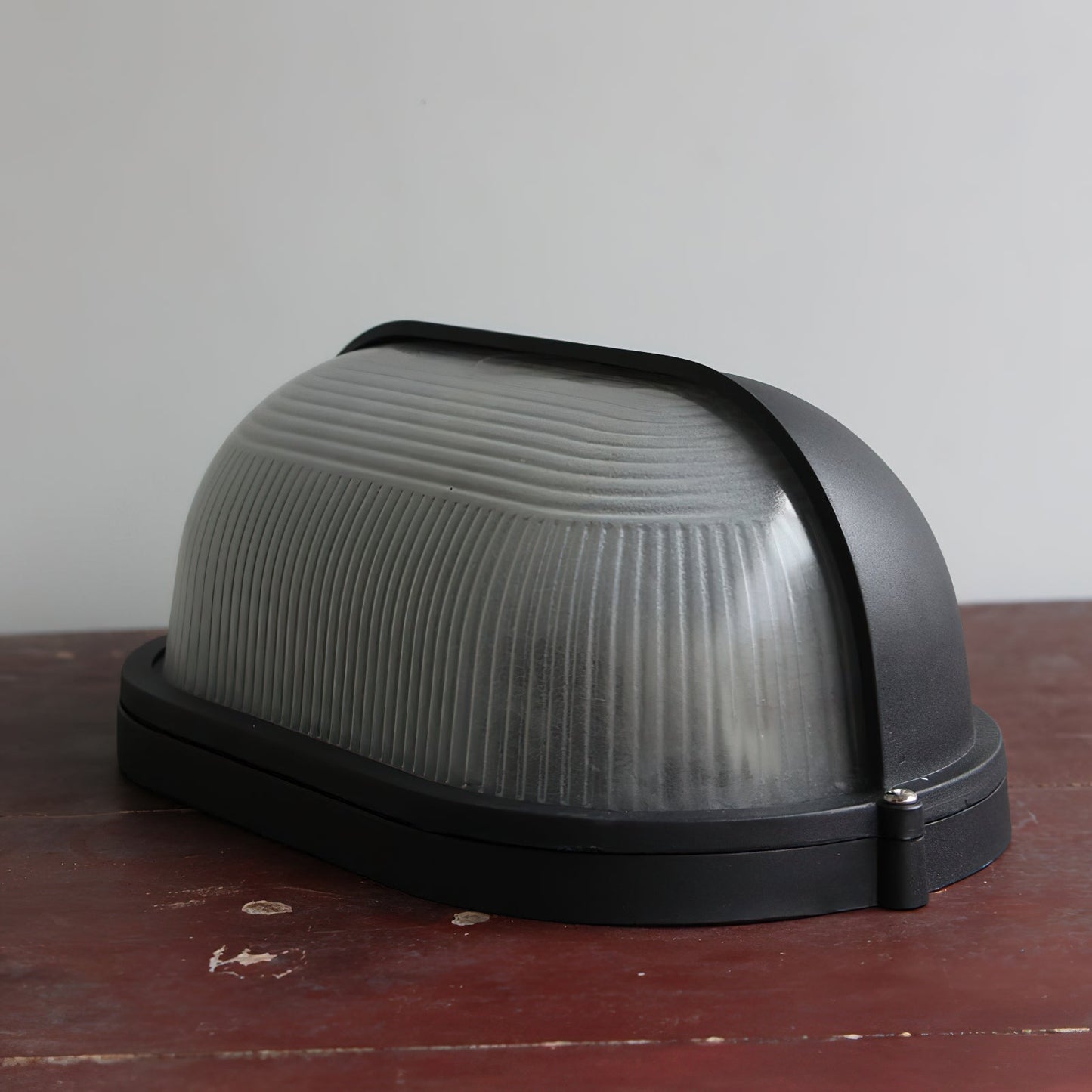 Industriële buitenmuurlamp met geribbeld glas