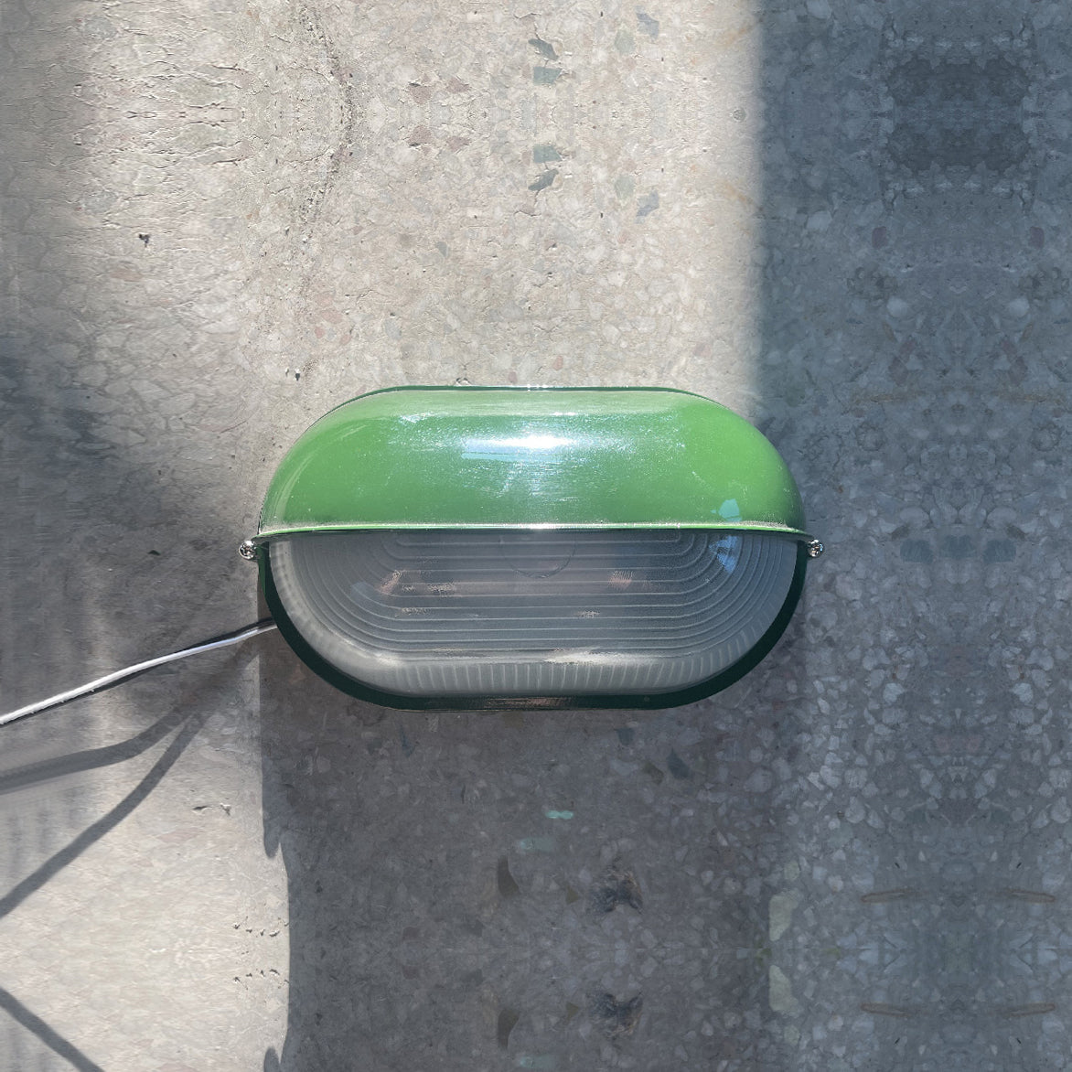 Industriële buitenmuurlamp met geribbeld glas