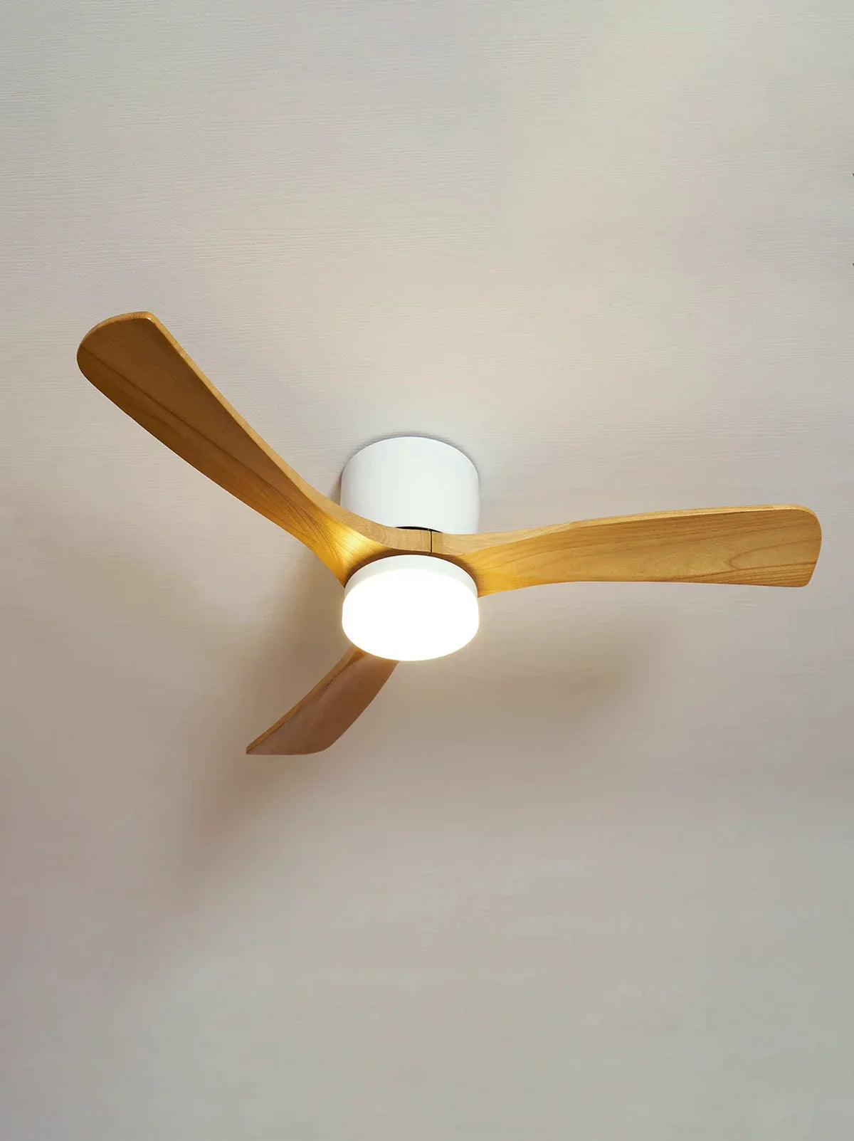 Moderne houten propeller plafondventilator met licht