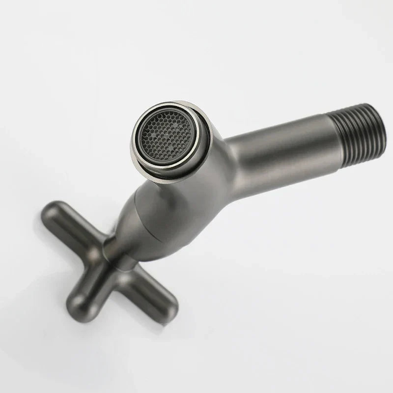 Aan de muur gemonteerde koudwaterkraan van messing