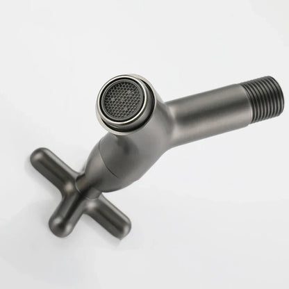 Aan de muur gemonteerde koudwaterkraan van messing