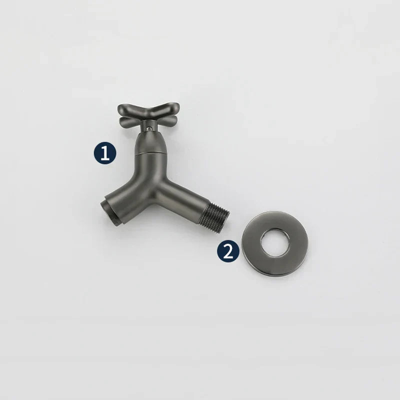 Aan de muur gemonteerde koudwaterkraan van messing