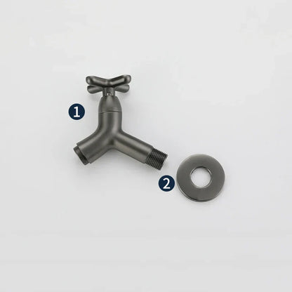 Aan de muur gemonteerde koudwaterkraan van messing