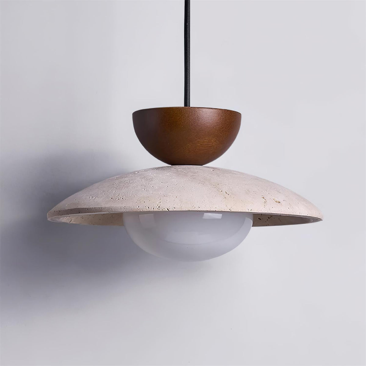 Moderne glazen hanglamp van travertin