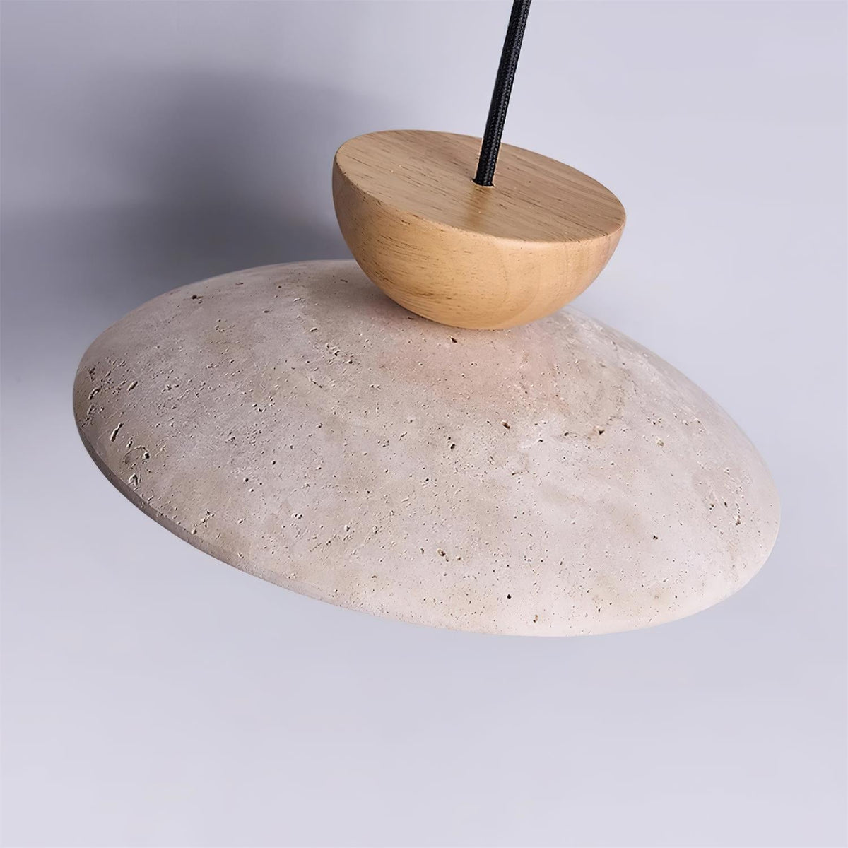 Moderne glazen hanglamp van travertin