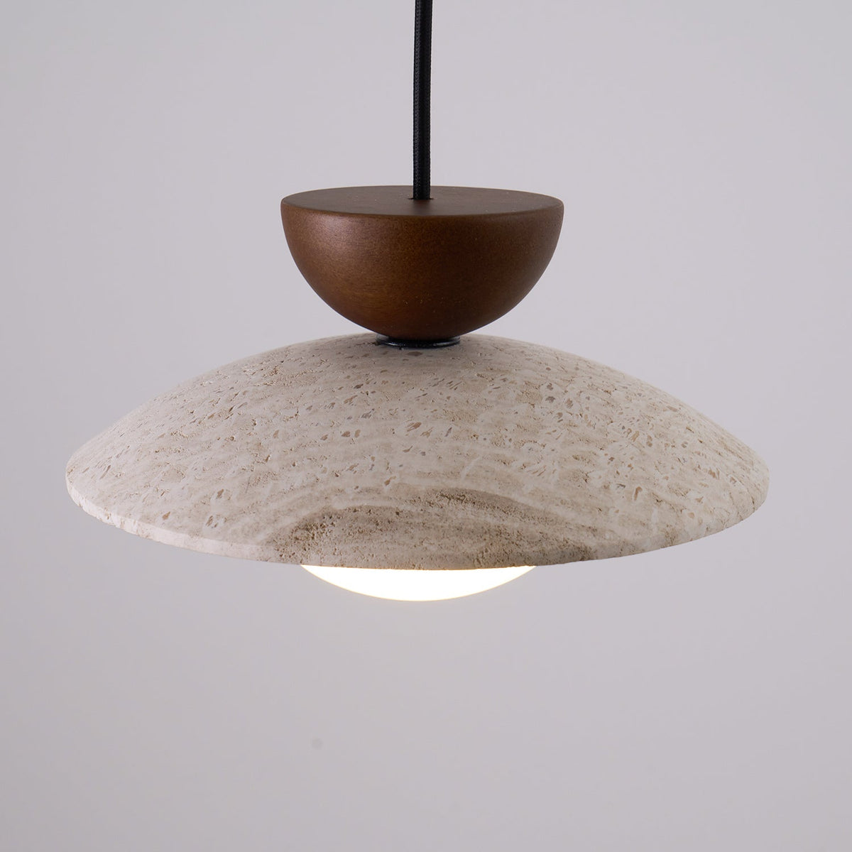 Moderne glazen hanglamp van travertin