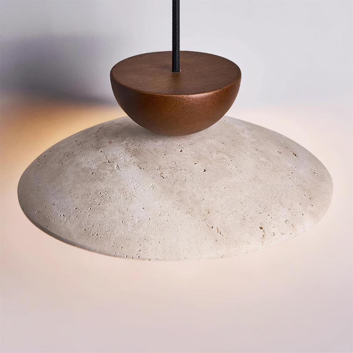 Moderne glazen hanglamp van travertin