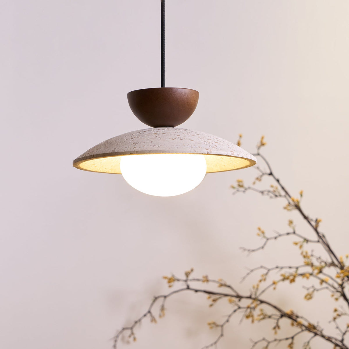 Moderne glazen hanglamp van travertin