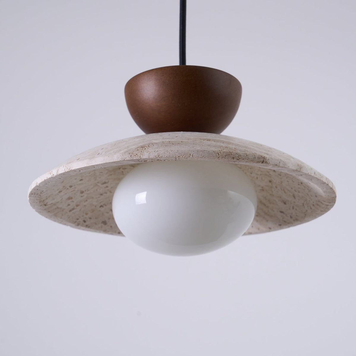 Moderne glazen hanglamp van travertin