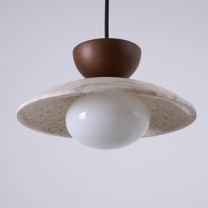 Moderne glazen hanglamp van travertin