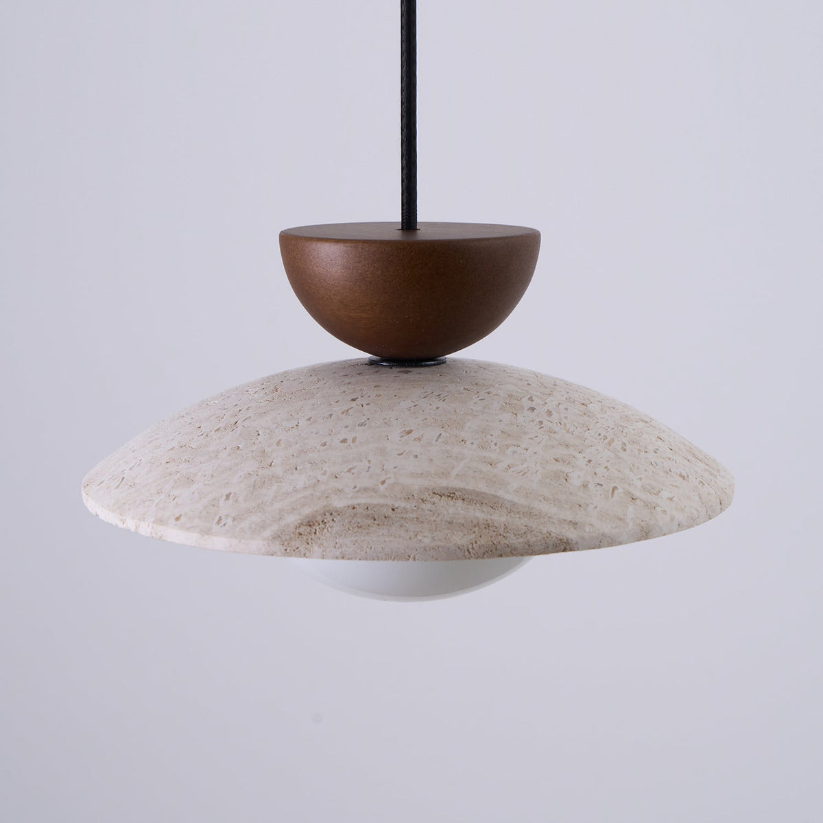 Moderne glazen hanglamp van travertin