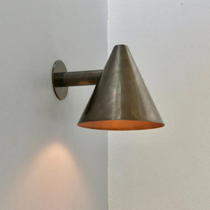 Coniva minimalistische wandlamp met messingkleurige kegel