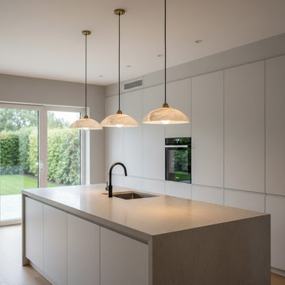 Hanglamp met koepel van gesneden albast en messing