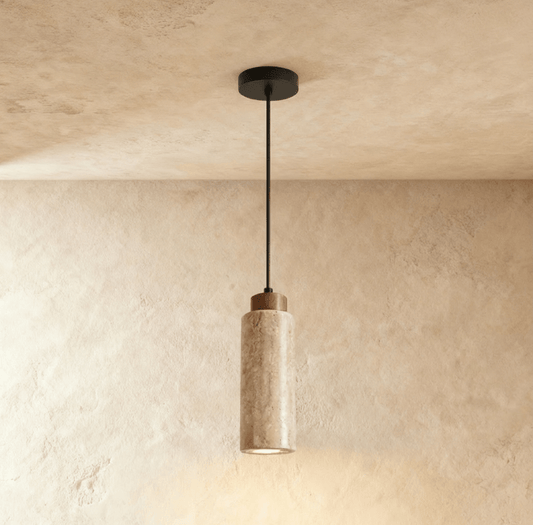 Slanke houten hanglamp van travertijn