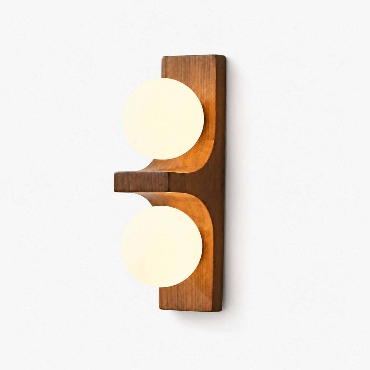 Dubbele wandlamp van hout met globes