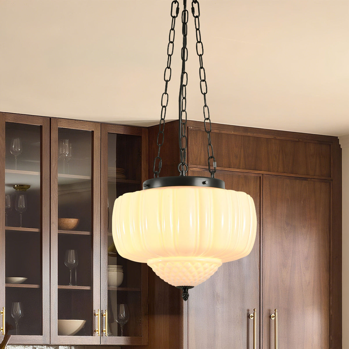Geribde hanglamp van melkglas