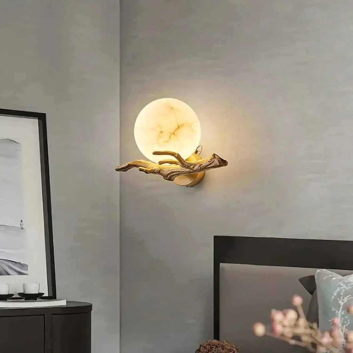 Wandlamp van albast met messingkleurige arm