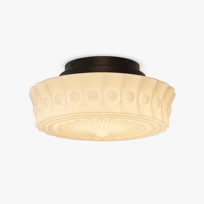 Plafondlamp van melkglas met geschulpte rand