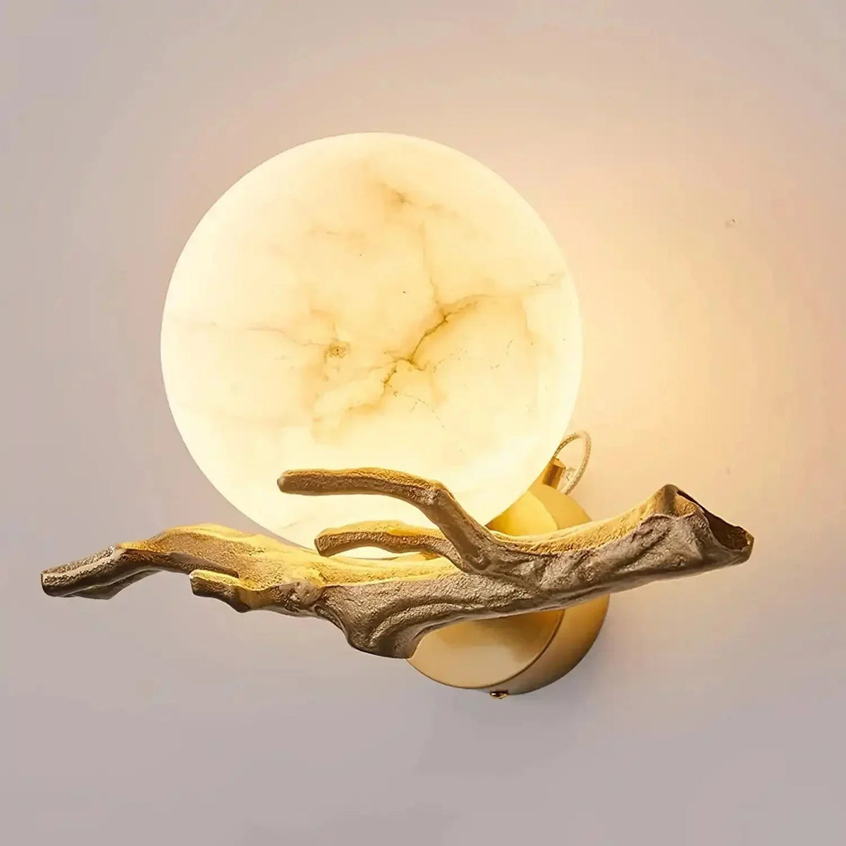 Wandlamp van albast met messingkleurige arm
