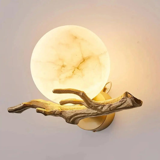 Wandlamp van albast met messingkleurige arm