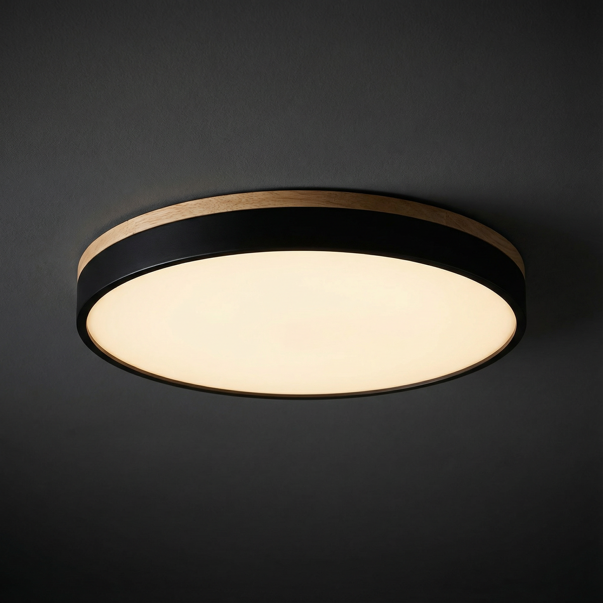 Tweekleurige houten plafondlamp met vlakke montage