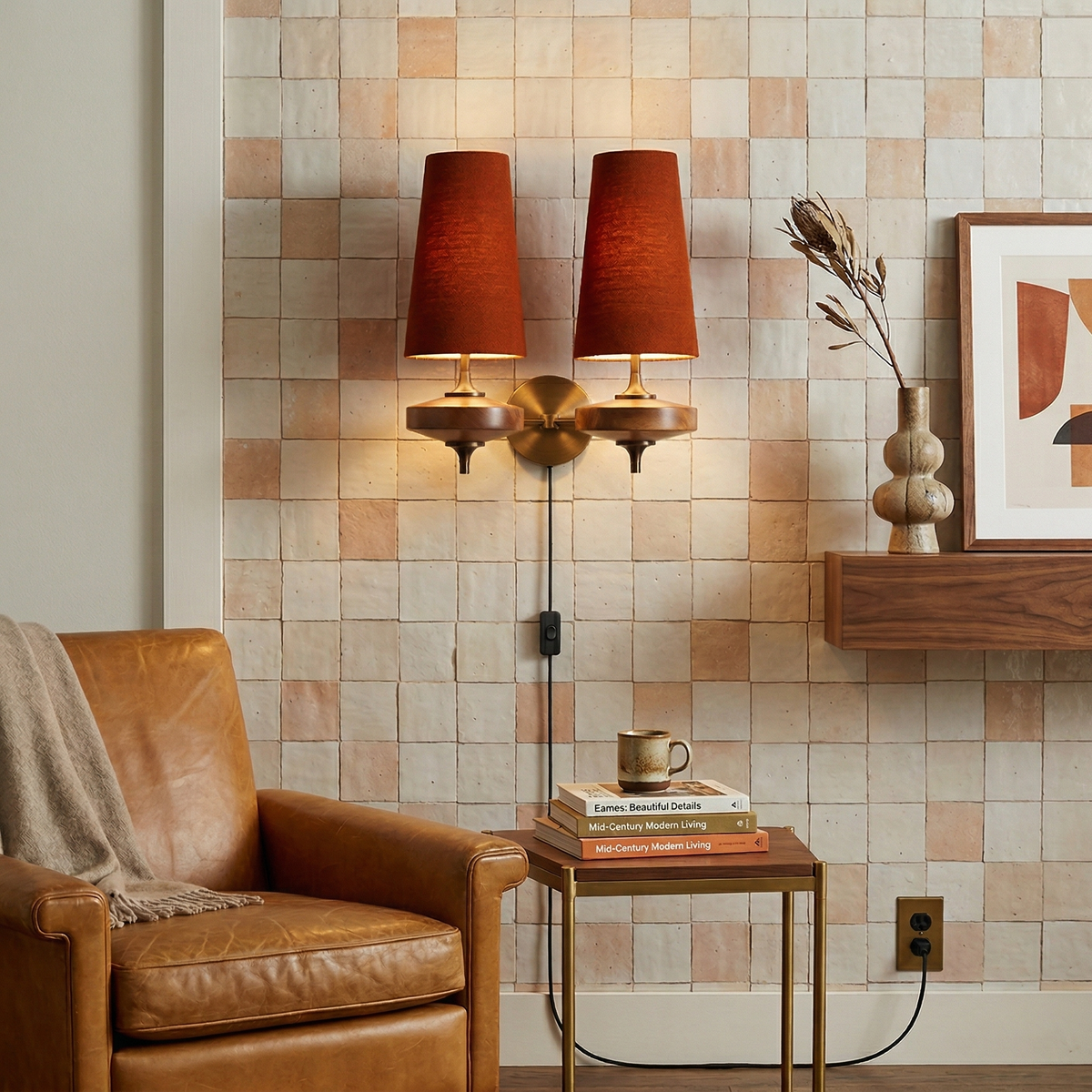 Wandlamp met stekker van walnoot en messing